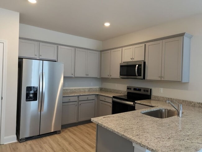 Building Photo - 15-17 Florence Sarah Ln