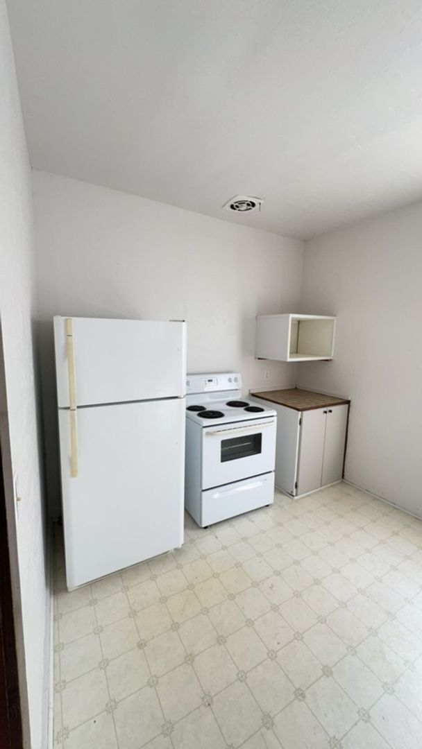 Foto del edificio - Charming 3-Bedroom Home with Backyard & Patio