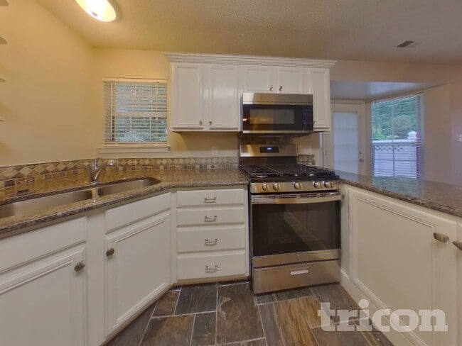 Building Photo - 10007 Northwoods Forest Dr