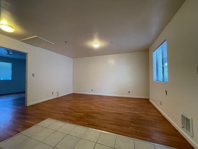 Building Photo - A bright and clean 2-bed, 1-bath apartment located in the convenient and vibrant Laurel District.