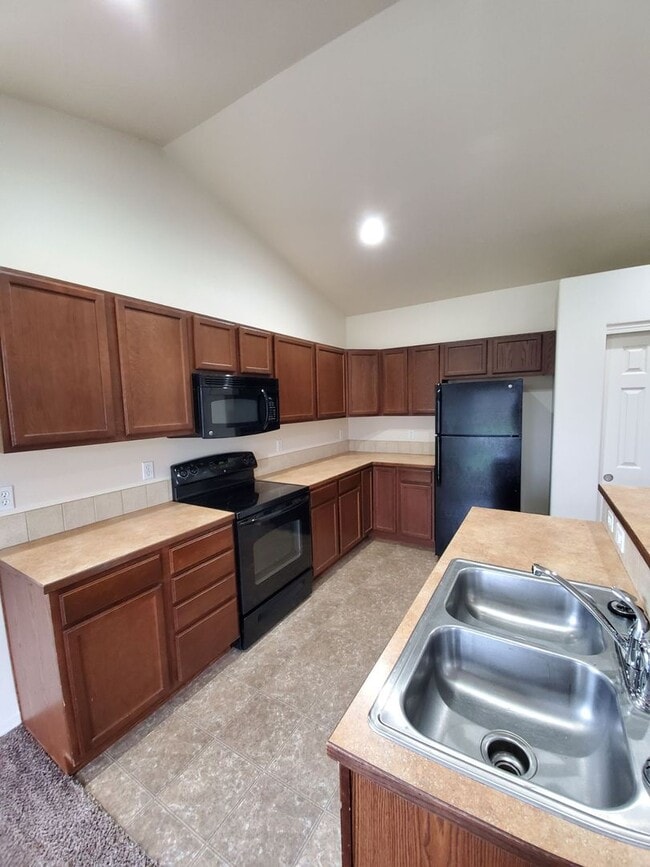 Building Photo - Pet Friendly 3bed : 2bath home w/ Garage