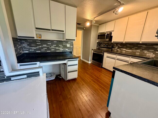 Foto del edificio - 5143 Camellia Cir S