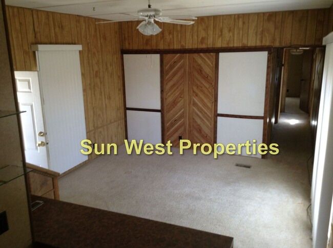 Foto del edificio - 2 Bedroom, 1 Bath Mobile Home with Fenced ...