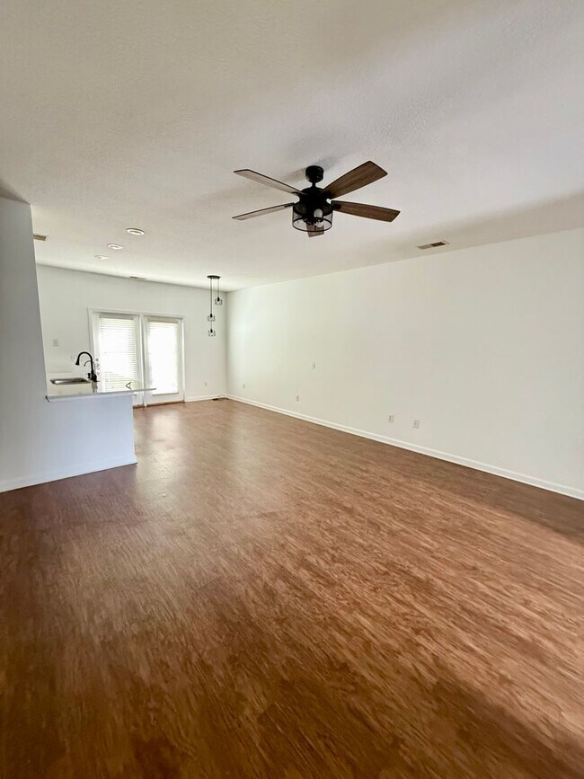 Foto del edificio - Renovated Townhome in Live Oak
