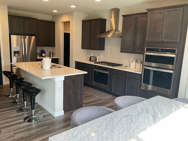 Foto del edificio - Furnished 4BR/3.5BA Home w/ Modern Ameniti...