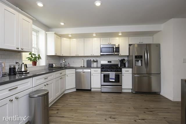 Primary Photo - 4 br, 2 bath House - 968 Summit Ave