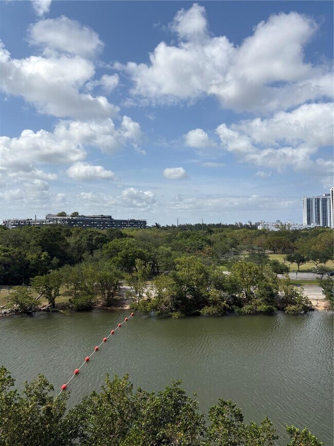 Foto del edificio - Beautiful 2-Bedroom + Den Condo with Bay V...