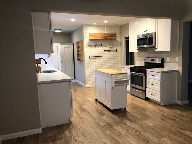 Large kitchen - 4778 Aragon Dr