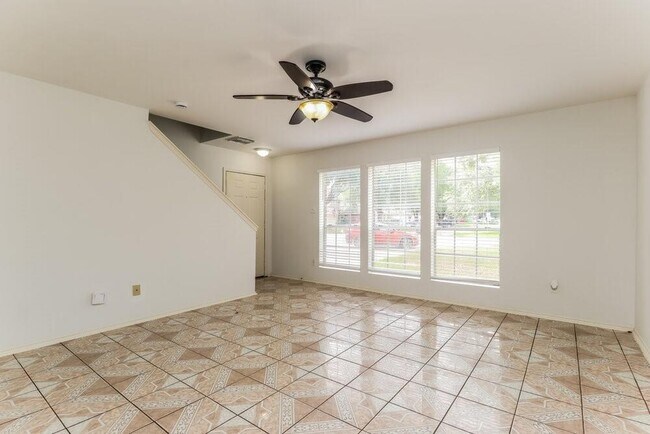Foto del edificio - 2106 Falling Oaks Rd