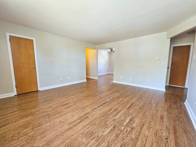 Sala de estar con amplio armario - 24 Surrey Rd