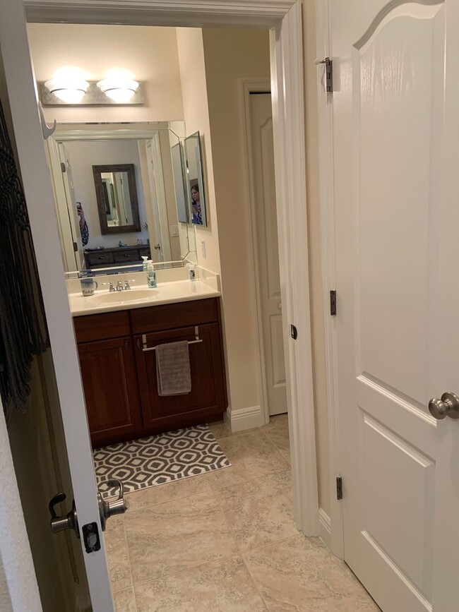 Building Photo - Furnished short term 2 bed 2 bath rental