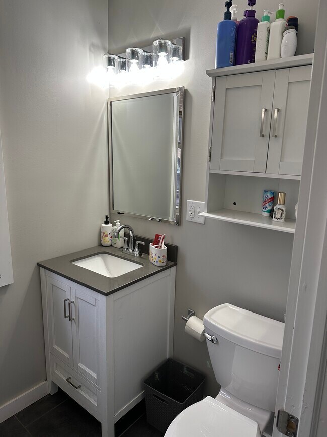 Baño del primer piso - 302 Mitchell St