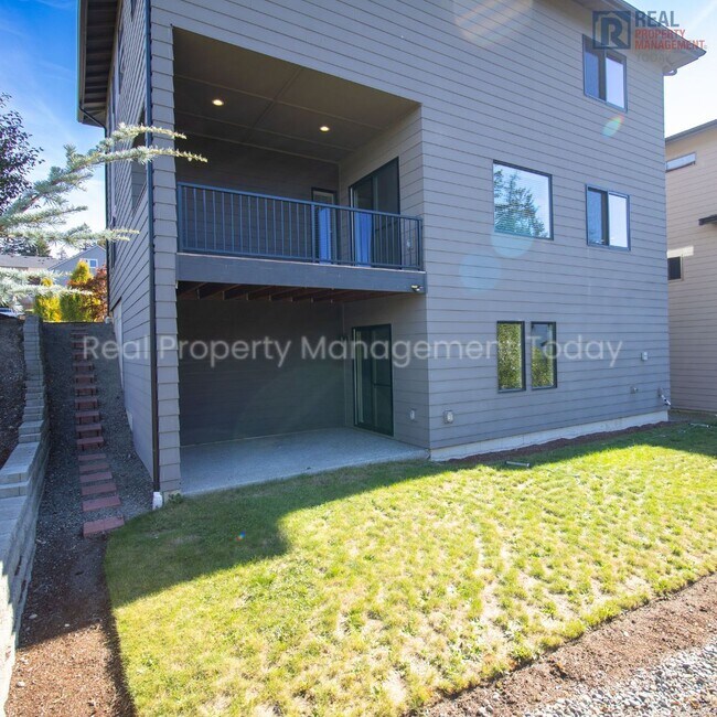 Building Photo - 4 Bedroom House in University Place!