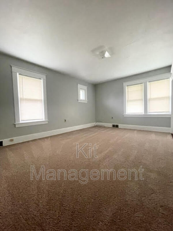 Building Photo - 933 Eleanor