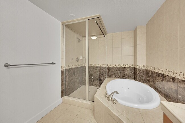 Building Photo - $2,500 - 1 Bed 1 Bath Condo with Central A...