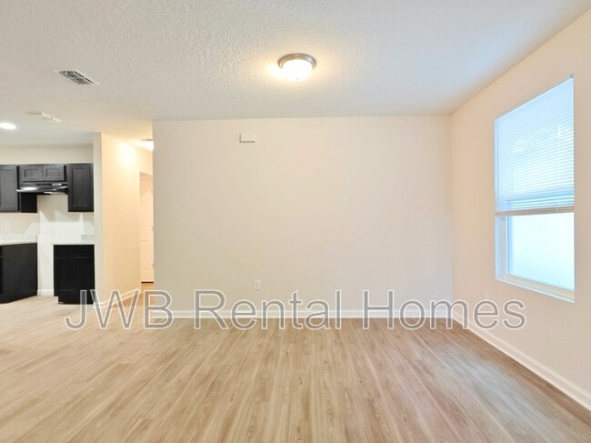 Foto del edificio - 8411 Dandy Ave