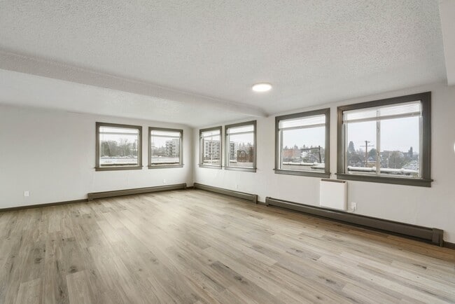 Building Photo - 16 N Broadway St