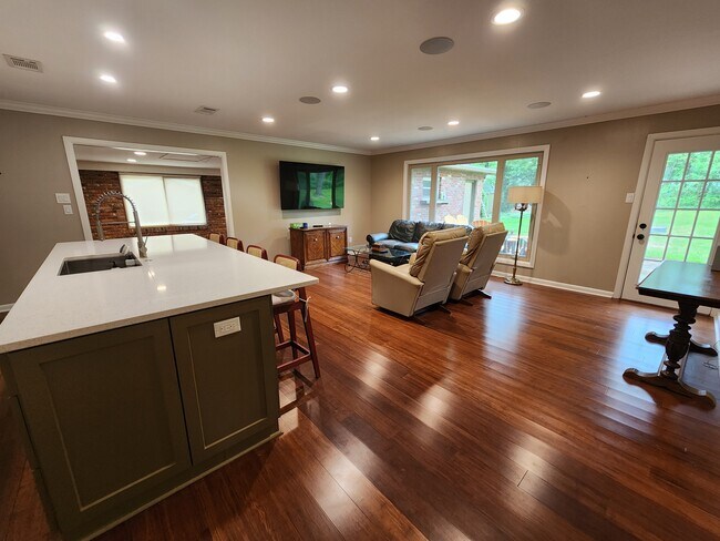 Great room - 506 Shamrock Dr