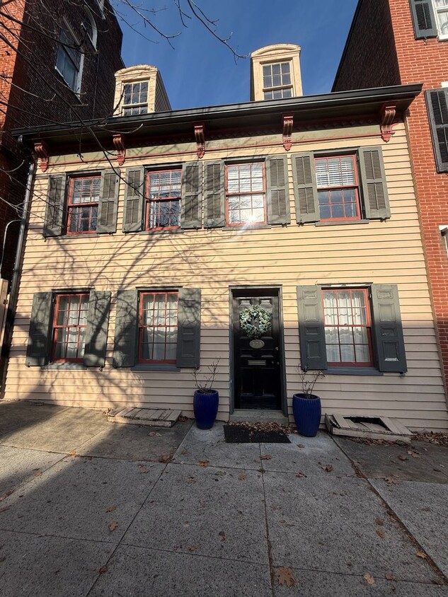 Foto principal - Beautiful 4 BR, 1.5 Bath Townhouse w/off s...