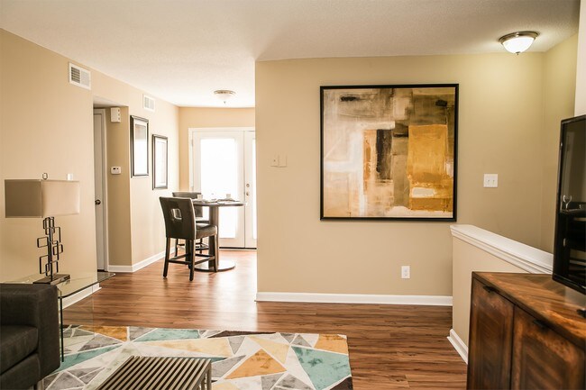 Foto del edificio - 4600 Central Ave