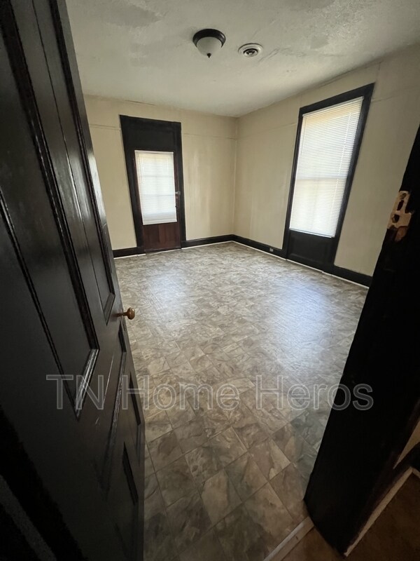 Building Photo - 2509 Parkview Ave