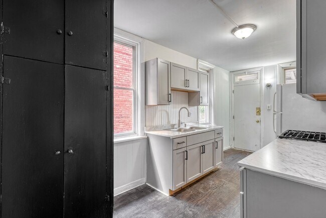 Foto del edificio - Newly Renovated 3 Bedroom, 1 Bathroom Townhouse