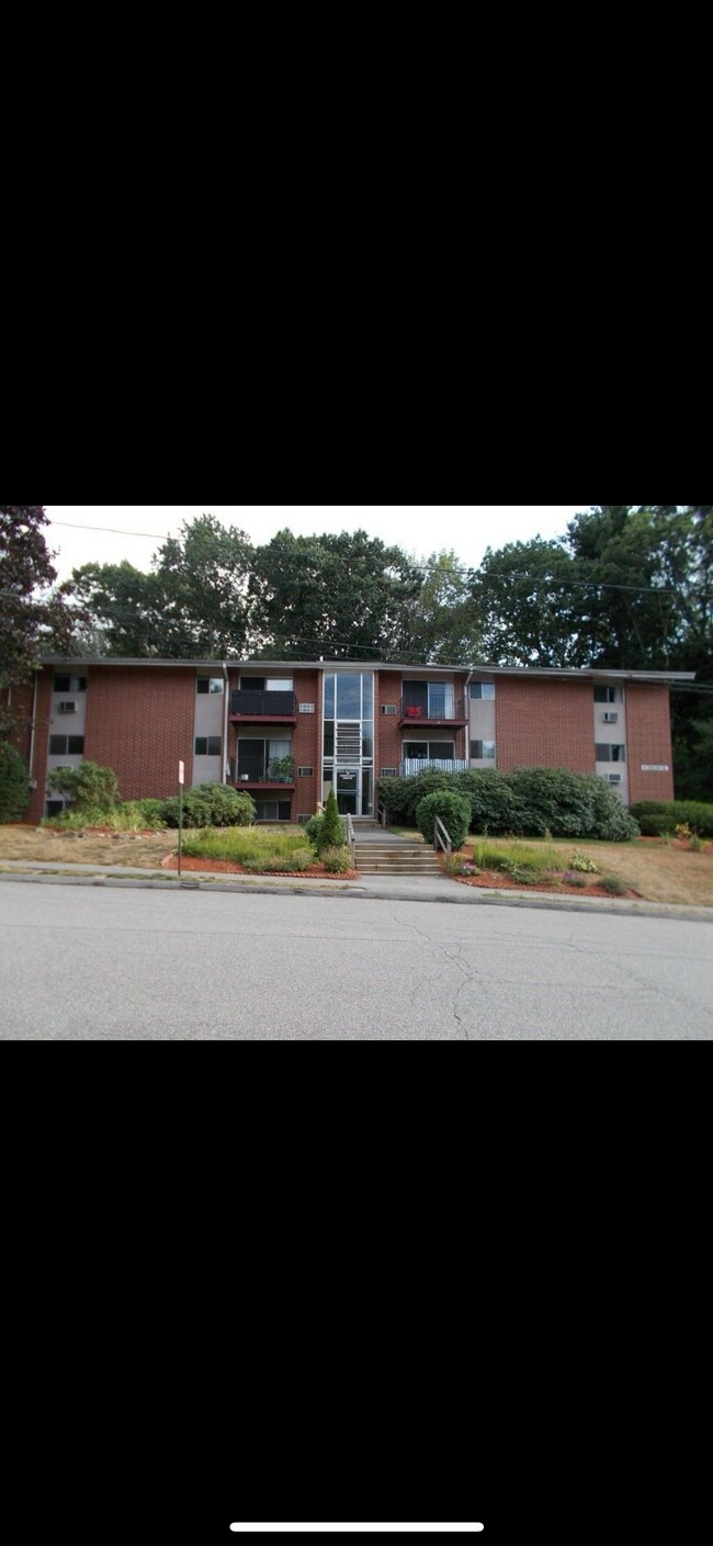 Building Photo - 10 Crescent Dr