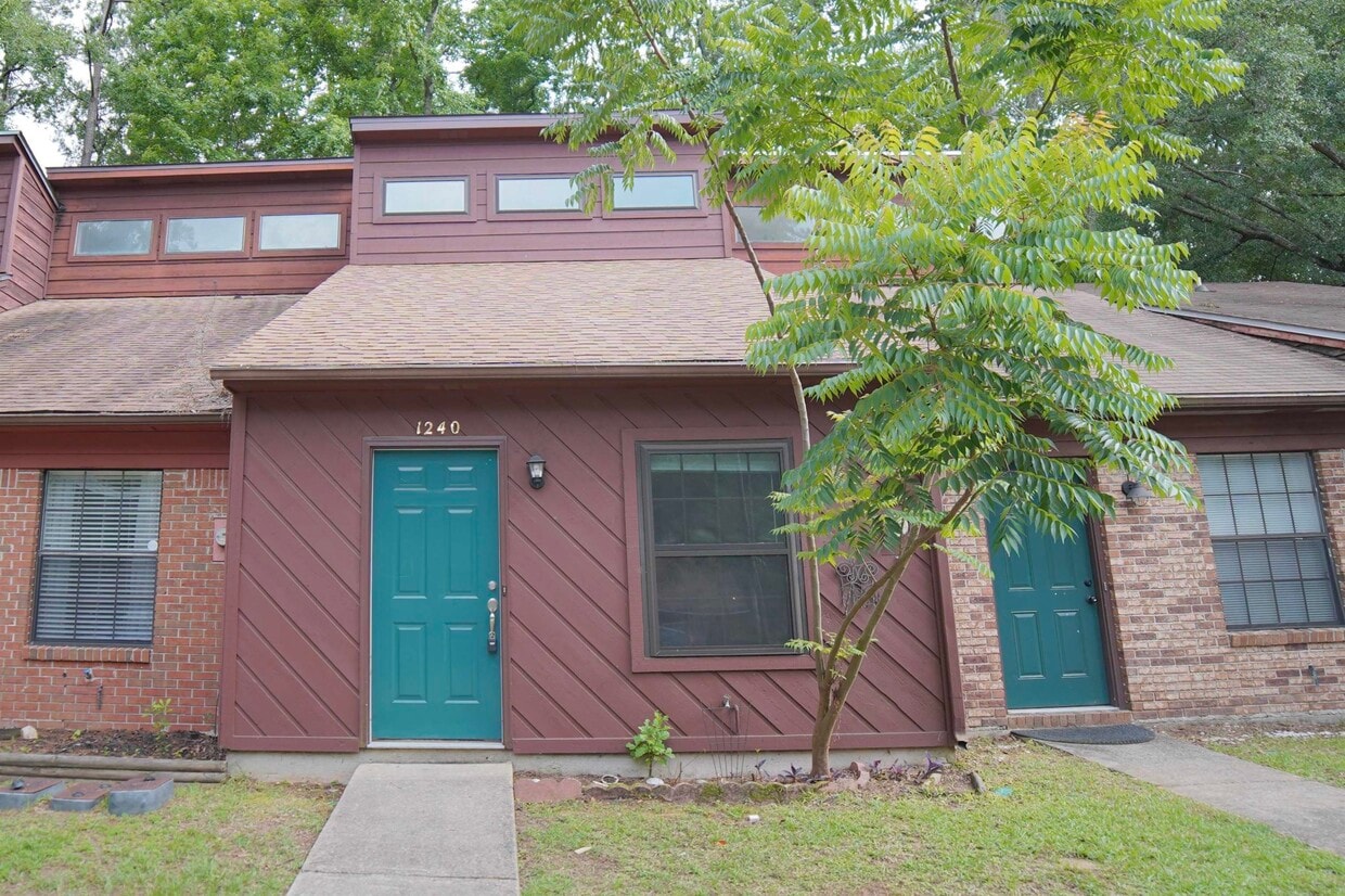 Primary Photo - 1240 High Rd