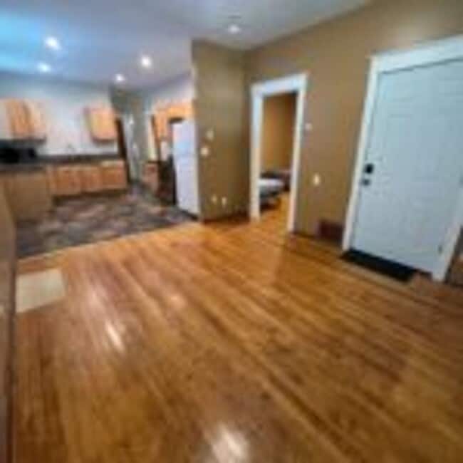 Building Photo - 425 N 27th Ave W