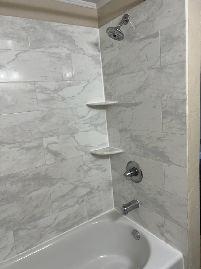 Shower - 4217 Avondale Ave