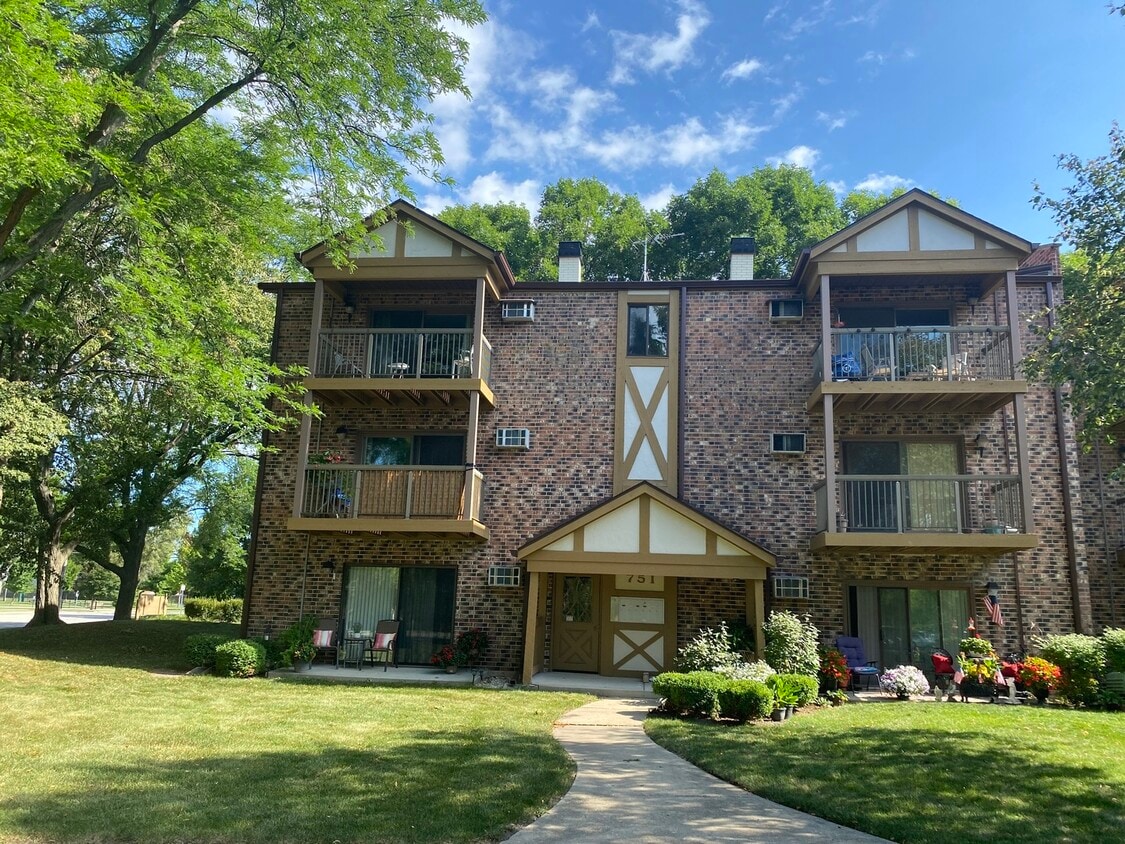 751 S Dwyer Ave Unit E, Arlington Heights, IL 60005 Condo for Rent in