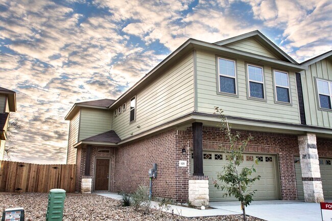 Building Photo - Beautiful 3 Bedroom Luxury Townhome, Kyle,...