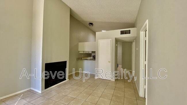 Building Photo - 403 E Thoroughbred St