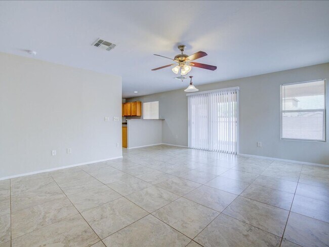Foto del edificio - Spacious Two-Story 4 Bedroom with Upstairs Family Room & Large Encolsed Backyard!