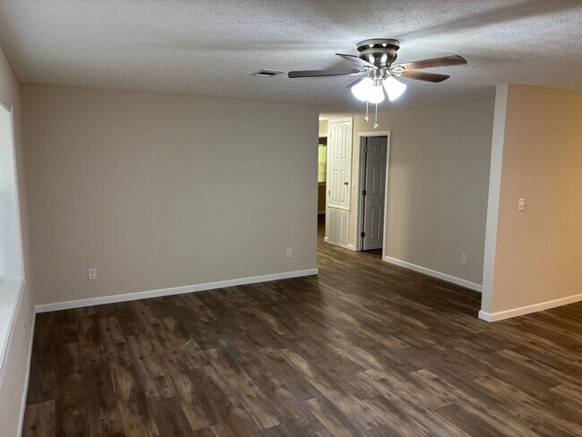 Foto del edificio - Convenient  Three Bedroom Westside location!
