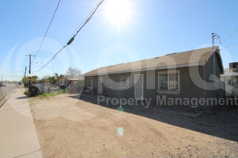 Primary Photo - 2301 E Taylor St