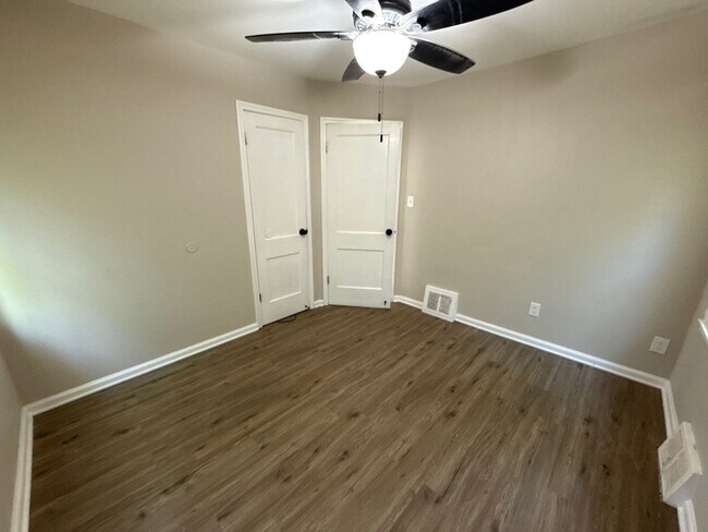 Foto del edificio - Renovated 3-Bedroom Home – We Welcome Sect...