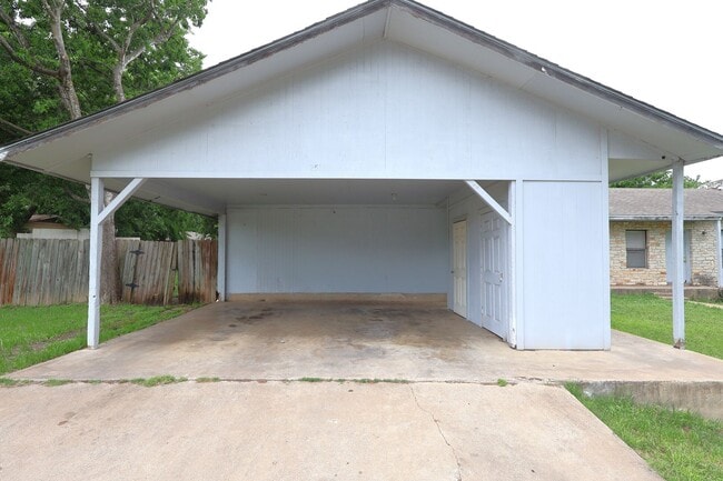 Foto del edificio - 2510 Village Walk Dr