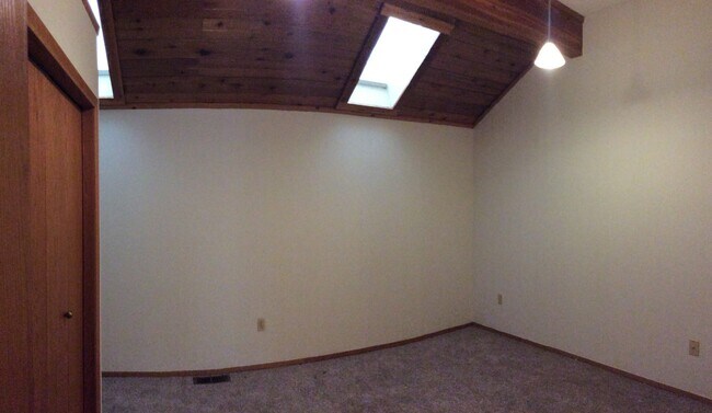 Building Photo - Beautiful Tri-Level Townhome in Goldrun!