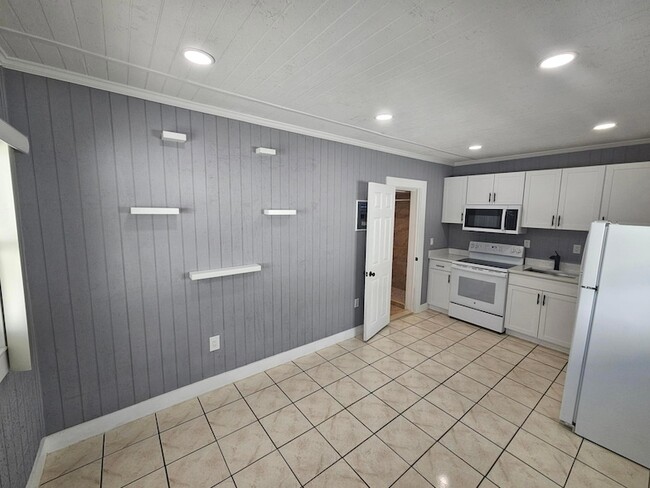 Building Photo - 425 Ardmore Rd