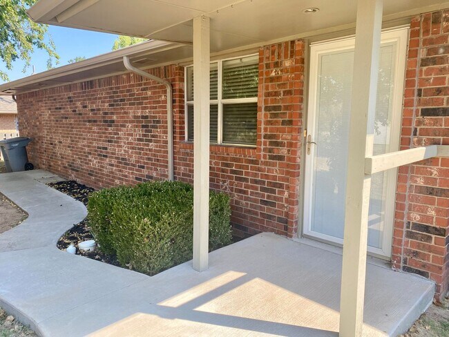 Building Photo - Great 2 Bed, 2 Bath Home In Edmond Near UCO
