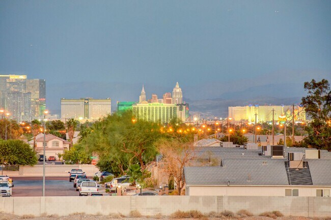 Foto del edificio - GORGEOUS 3 BEDROOMS UNIT IN THE SOUTHWEST!...