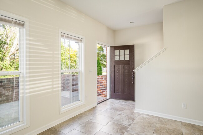 Foto del edificio - 77 Charlotte Dr