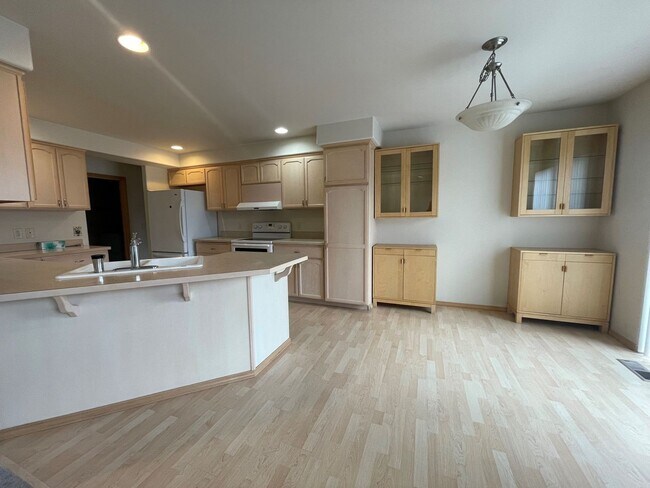 Building Photo - Now renting 3 bedroom Executive Home