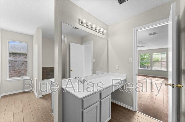 Building Photo - 1817 Cedarbriar Dr