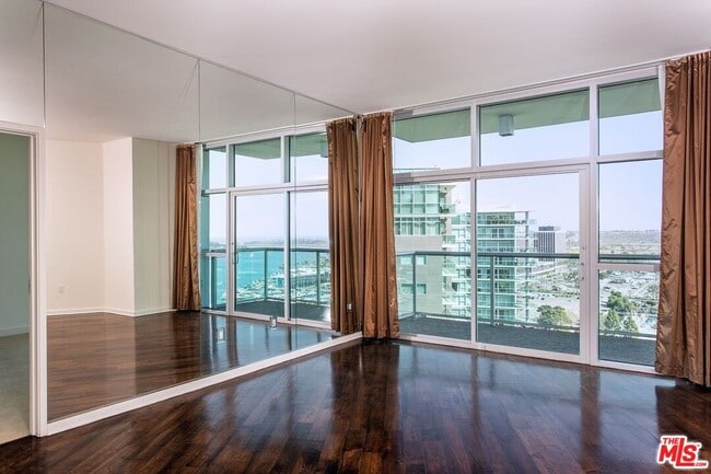 Foto del edificio - 13700 Marina Pointe Dr