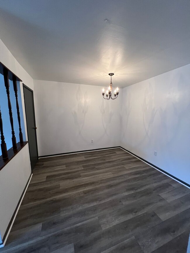 Building Photo - Fully Renovated 2 Bedroom, 1 Bathroom in M...