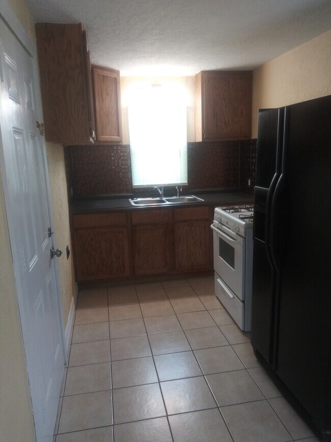 Foto del edificio - Cute and affordable 2/1 Large master WATER PAID BY OWNER