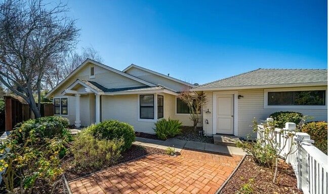 fenced front yard - 887 Marigold Ct