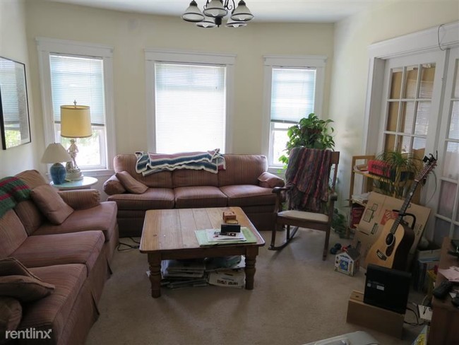Foto del edificio - 3 br, 1 bath Apartment - 22 Benton Rd